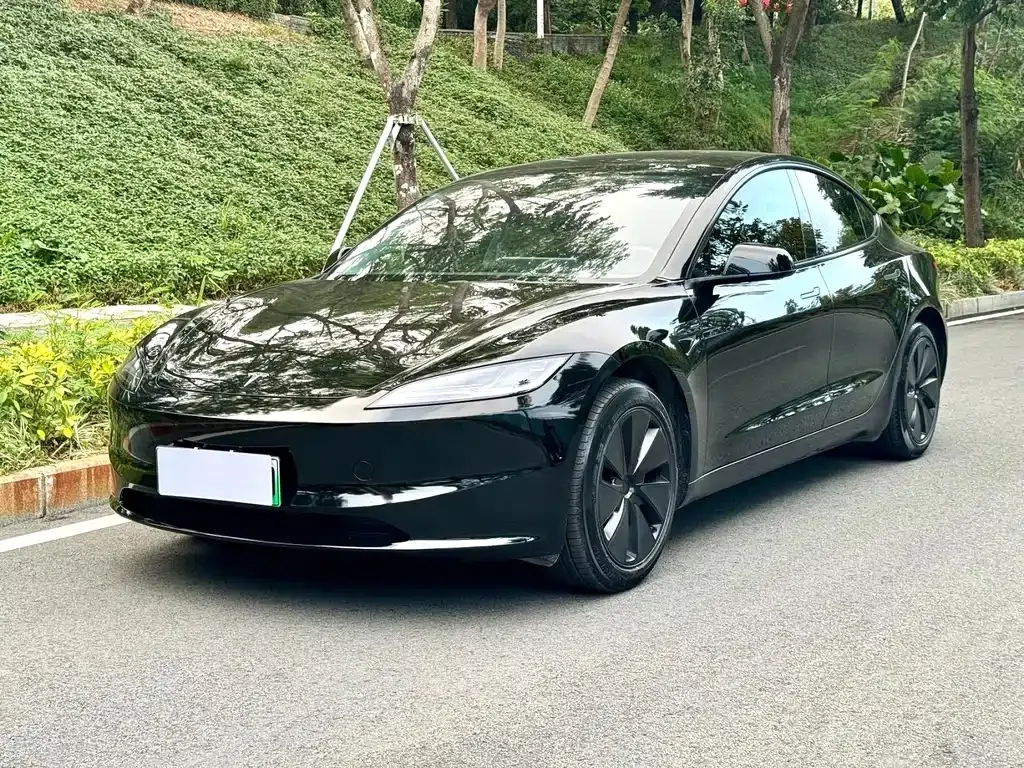 Tesla Model 3 — фото 1