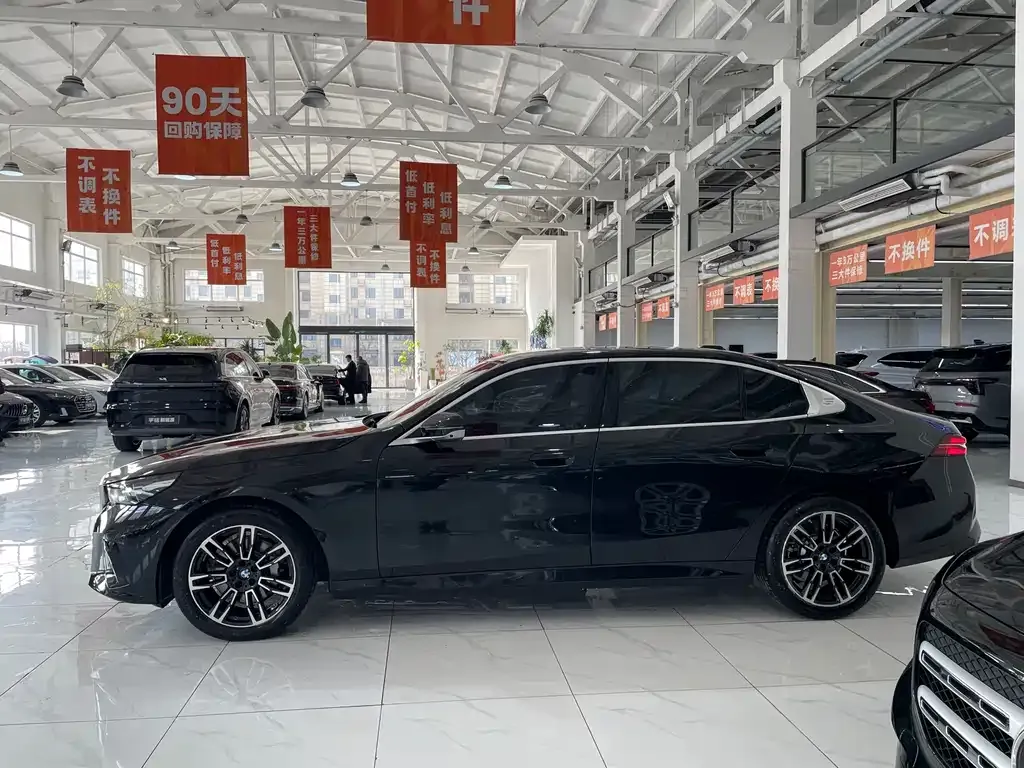 BMW 5 Series 2025 из CN, фото 7