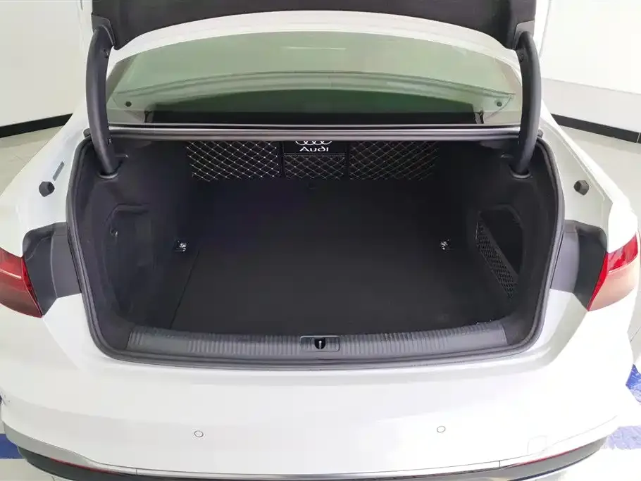 Audi A4L 2021 из CN, фото 4