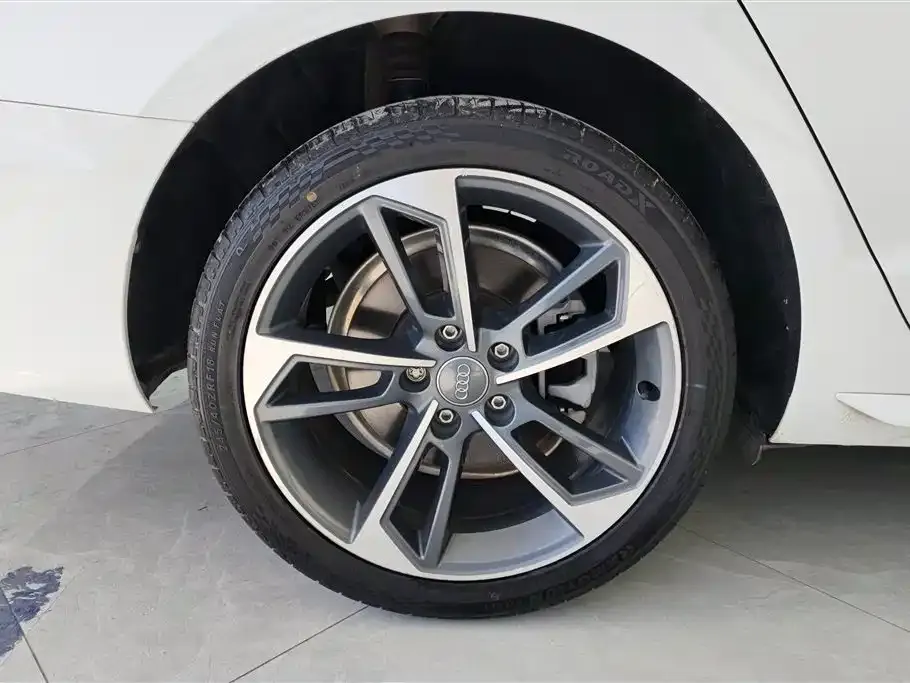 Audi A4L 2021 из CN, фото 5
