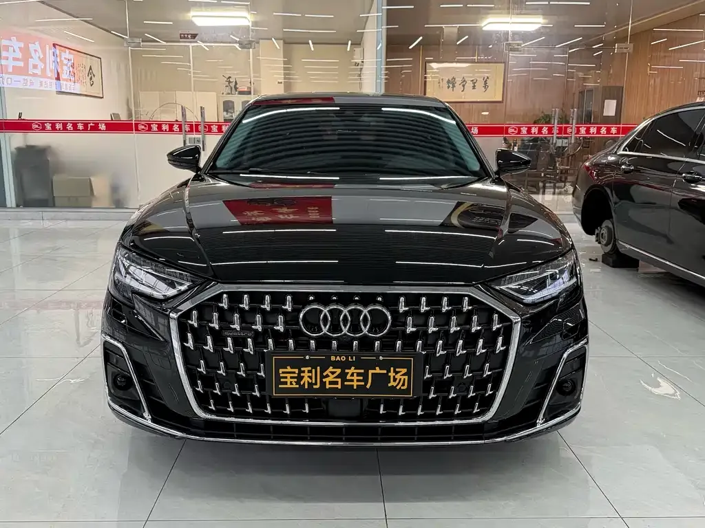 Audi A8 — фото 1