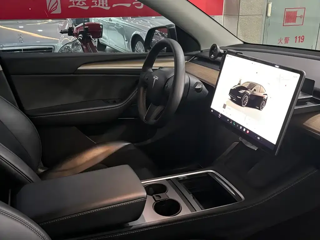 Tesla Model Y — фото 7