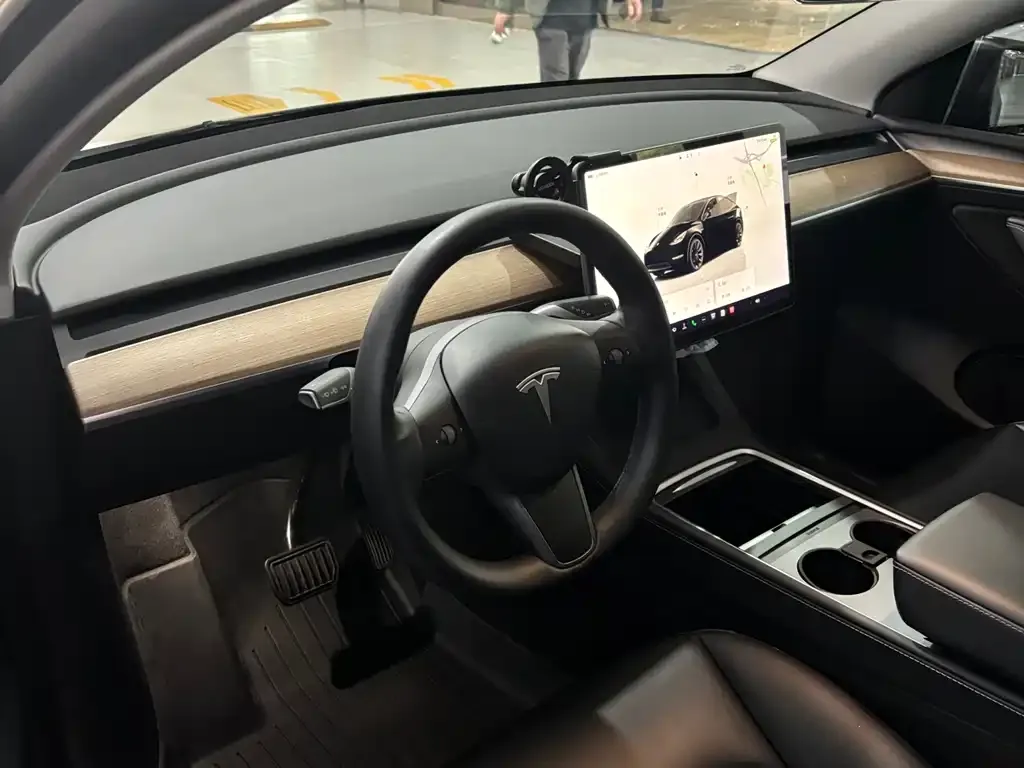 Tesla Model Y — фото 9