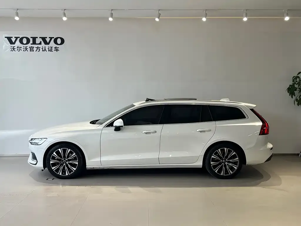 Volvo V60 2023 из CN, фото 4