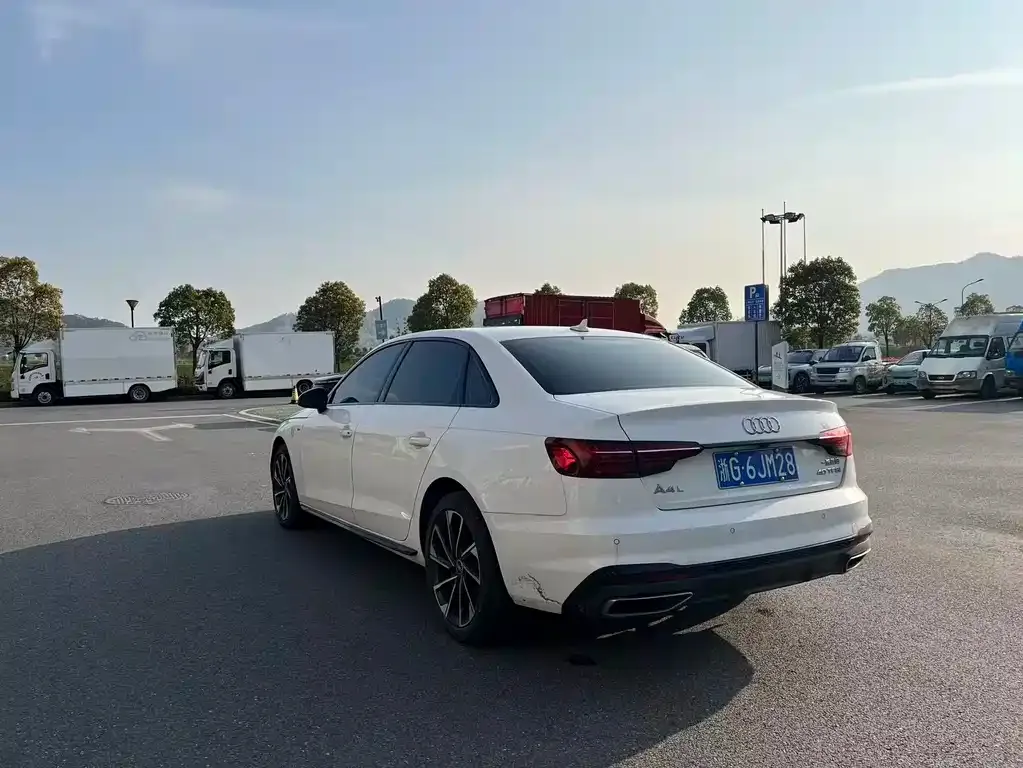 Audi A4L 2023 из CN, фото 4