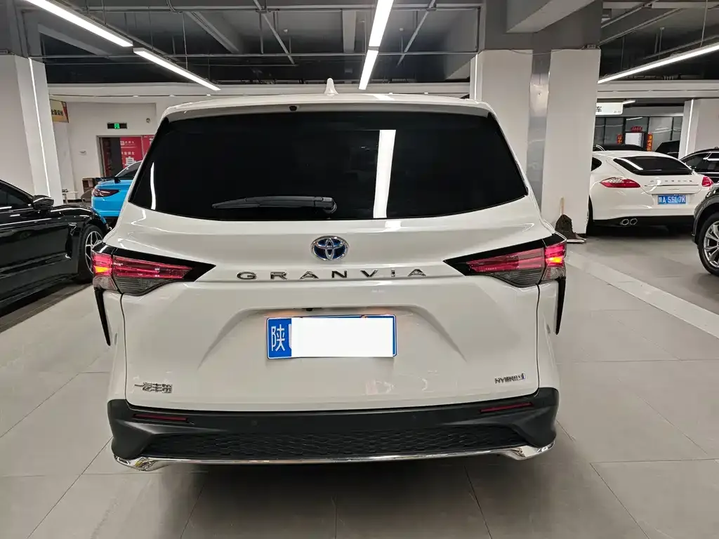 Toyota Granvia 2024 из CN, фото 4
