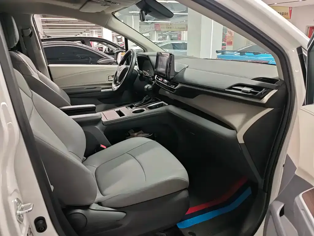 Toyota Granvia 2024 из CN, фото 2