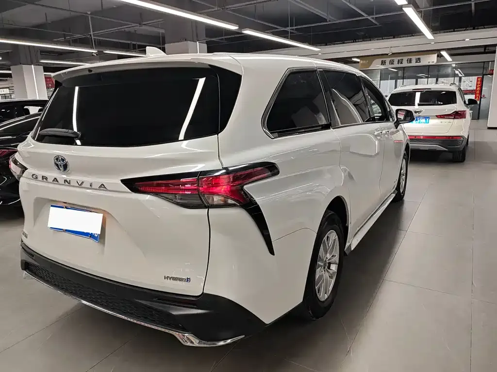 Toyota Granvia 2024 из CN, фото 7