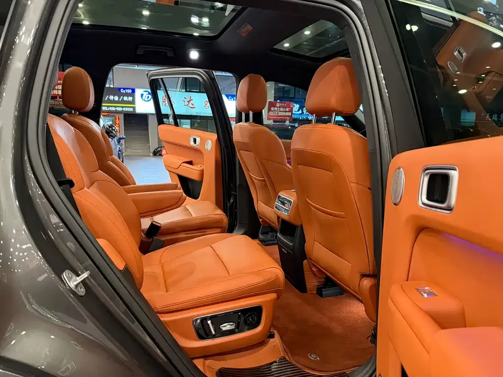 Li Auto L8 — фото 6