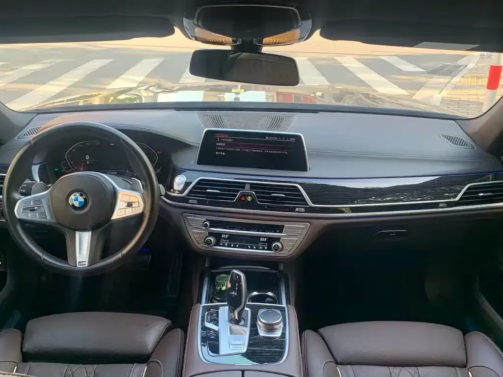 BMW 7 Series — фото 10
