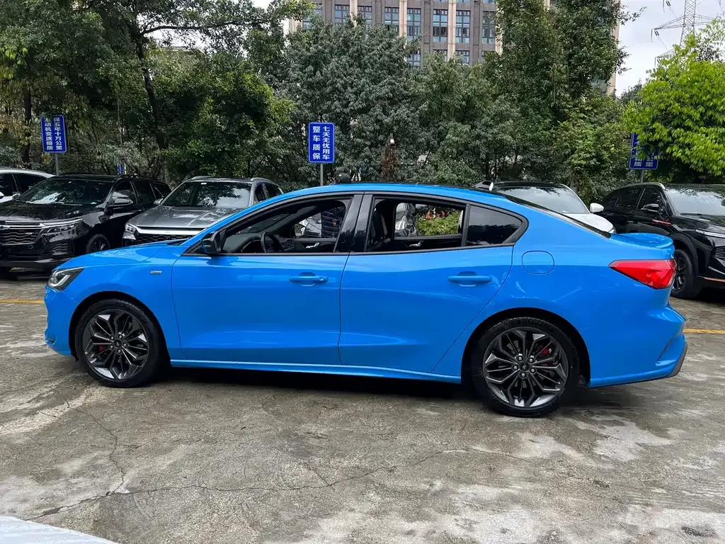 Ford Focus 2022 из CN, фото 10