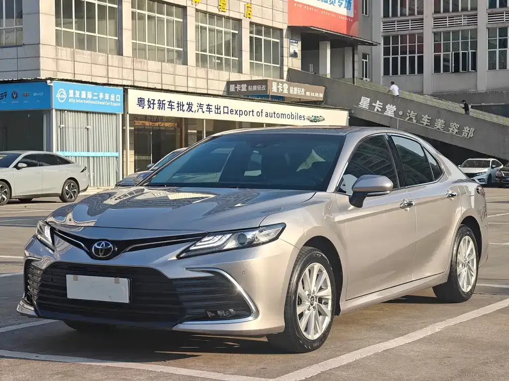 Toyota Camry — фото 1