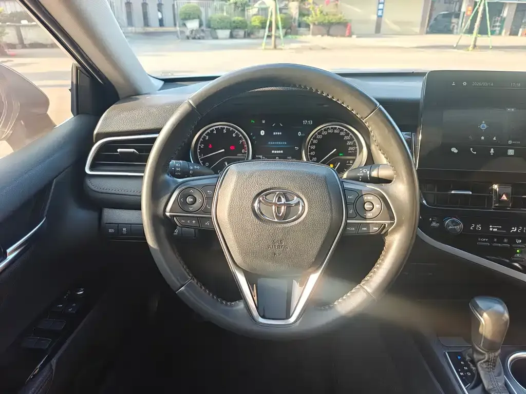 Toyota Camry — фото 2