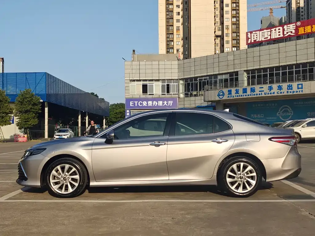 Toyota Camry — фото 10