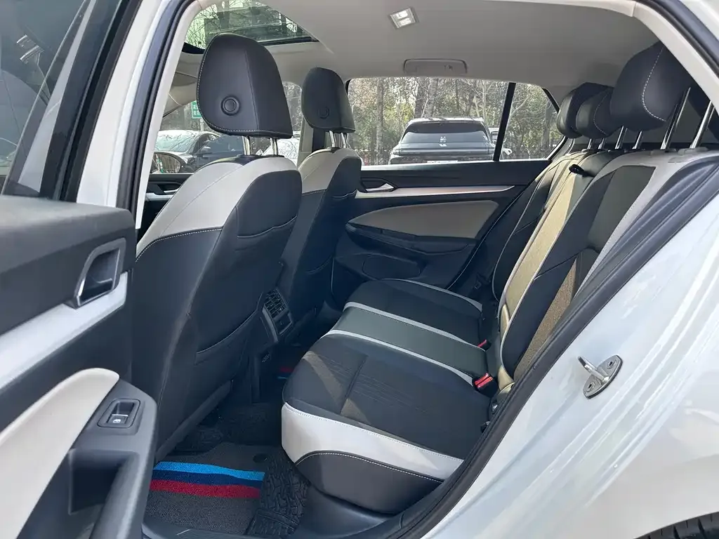 Volkswagen Golf 2022 из CN, фото 2