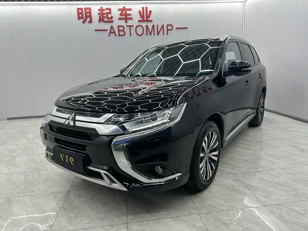 Mitsubishi Outlander — фото 1
