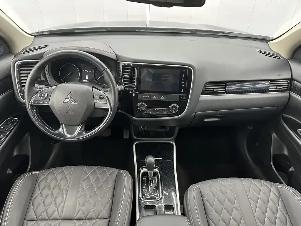 Mitsubishi Outlander — фото 7