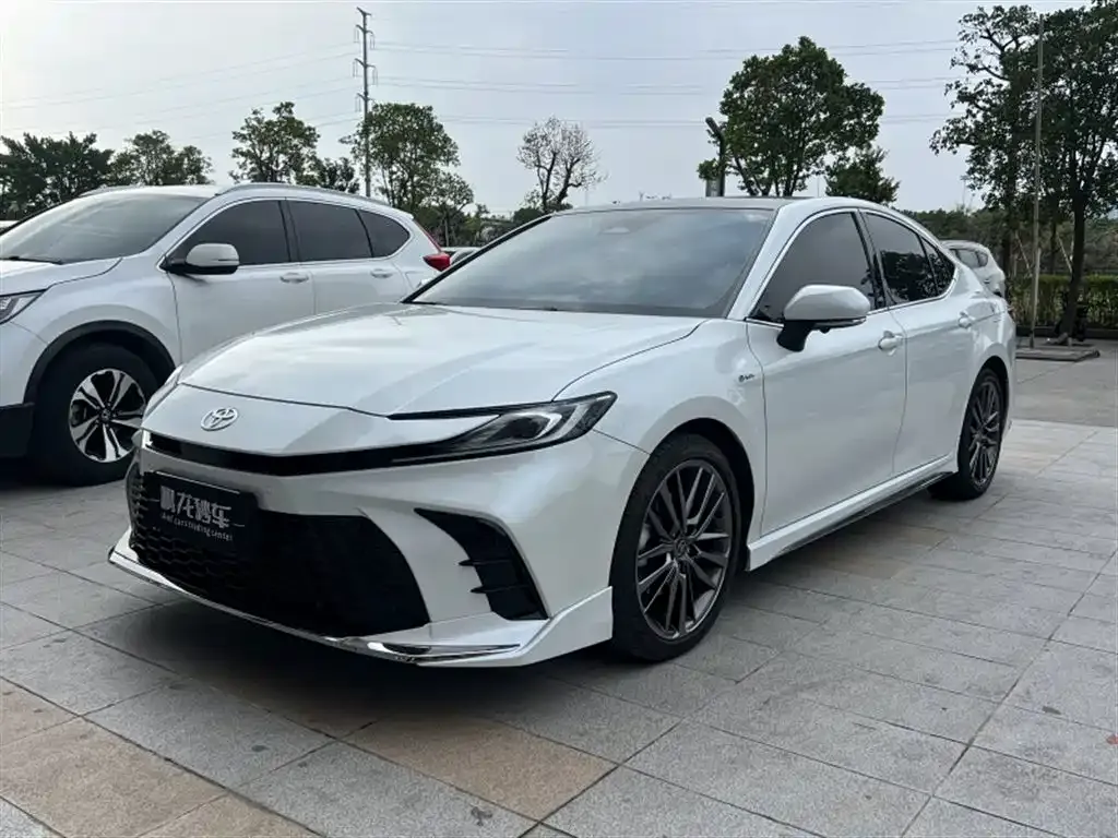 Toyota Camry — фото 1