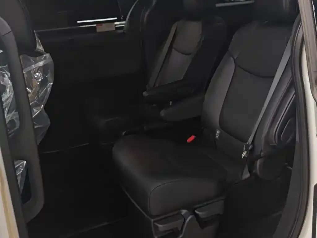 Toyota Granvia — фото 2