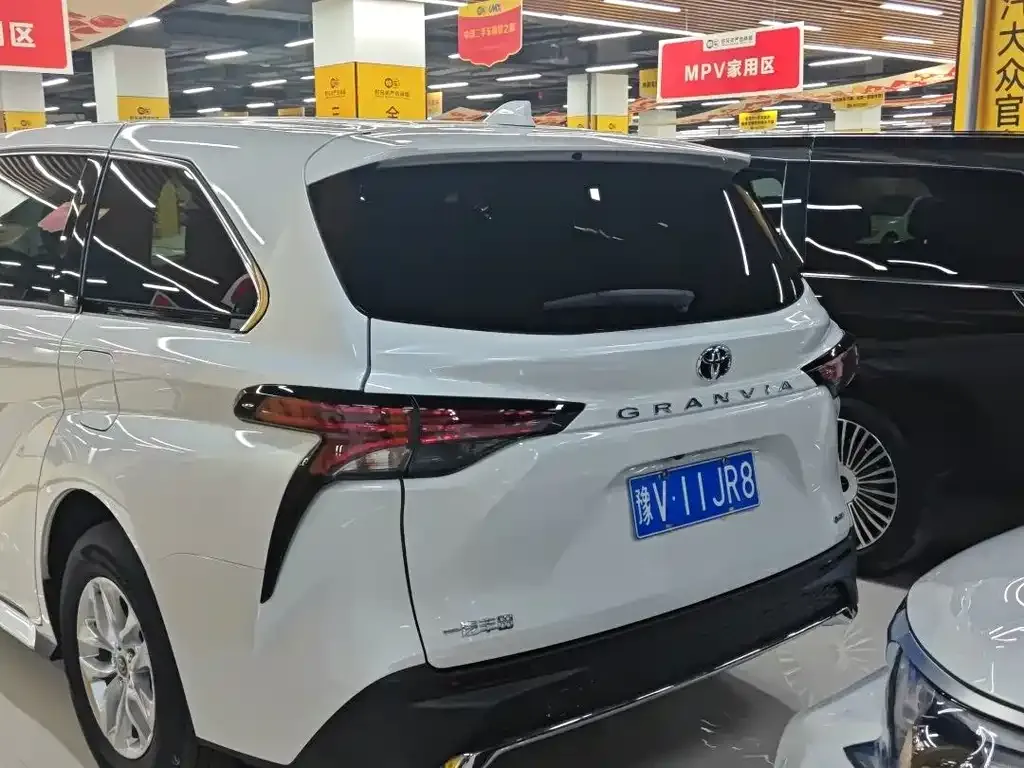 Toyota Granvia — фото 10