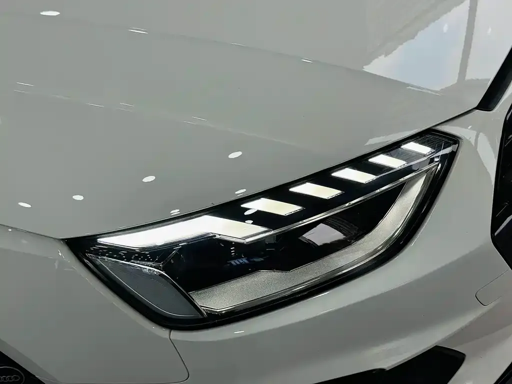 Audi A4L 2023 из CN, фото 4