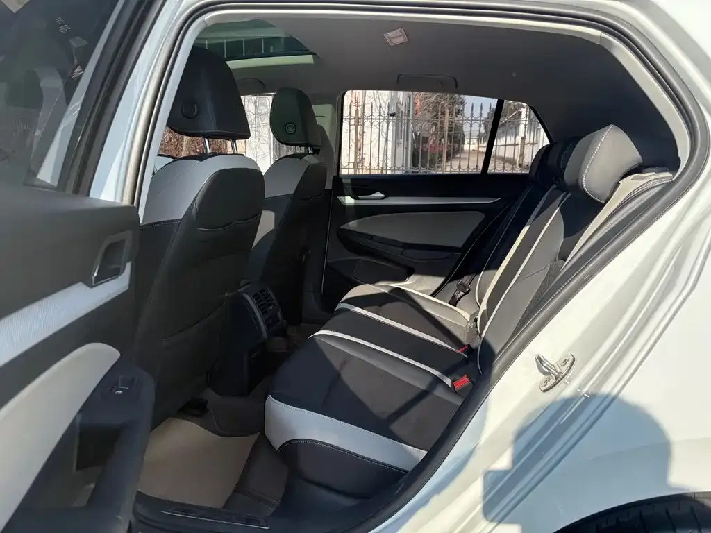 Volkswagen Golf 2022 из CN, фото 6