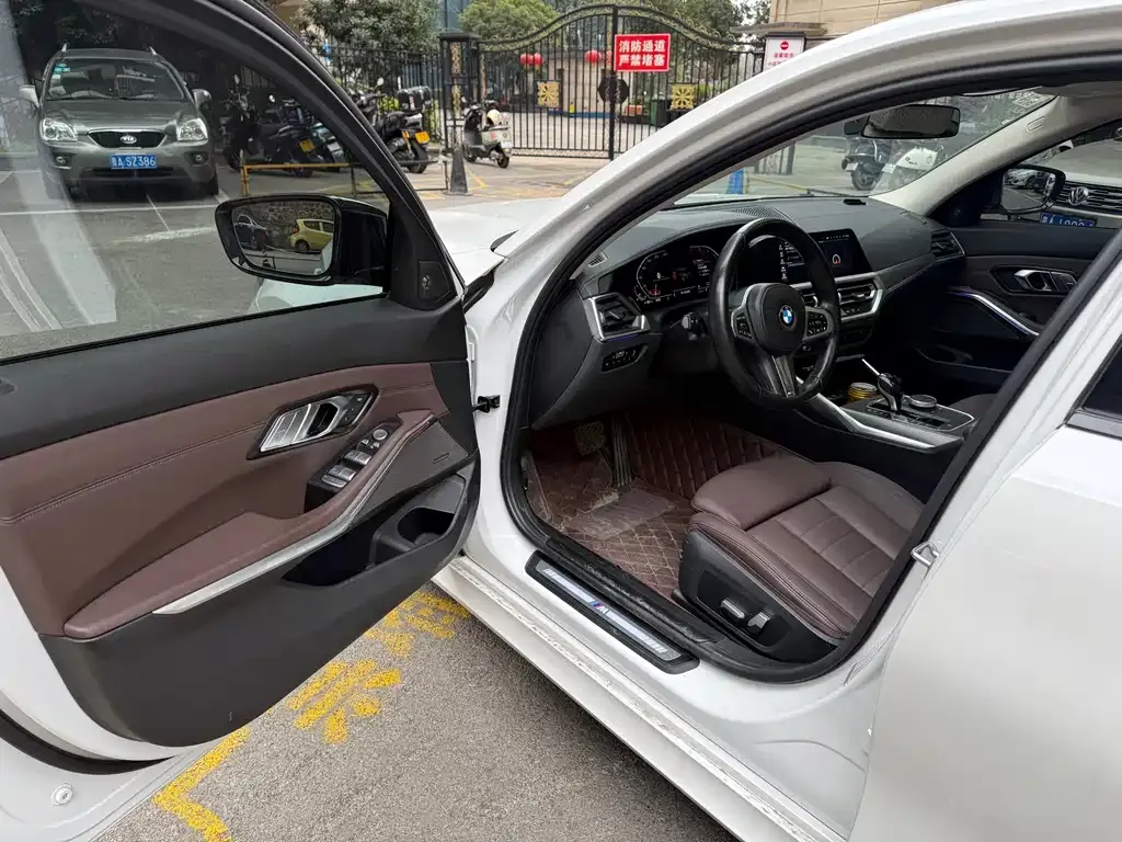 BMW 3 Series 2021 из CN, фото 2