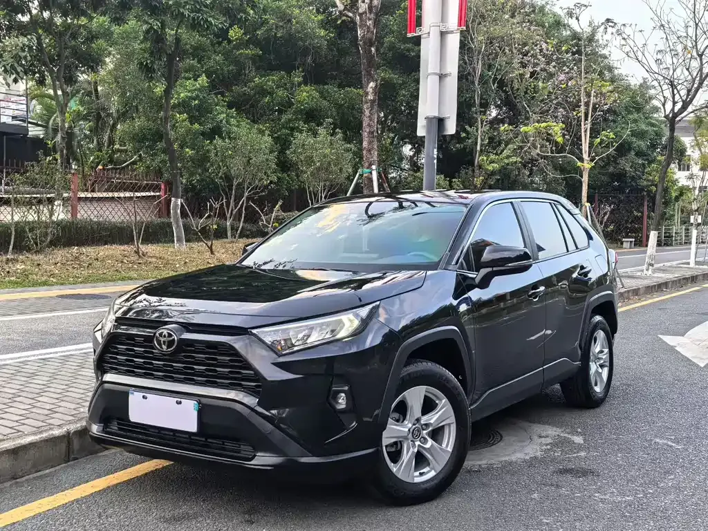 Toyota RAV4 — фото 1