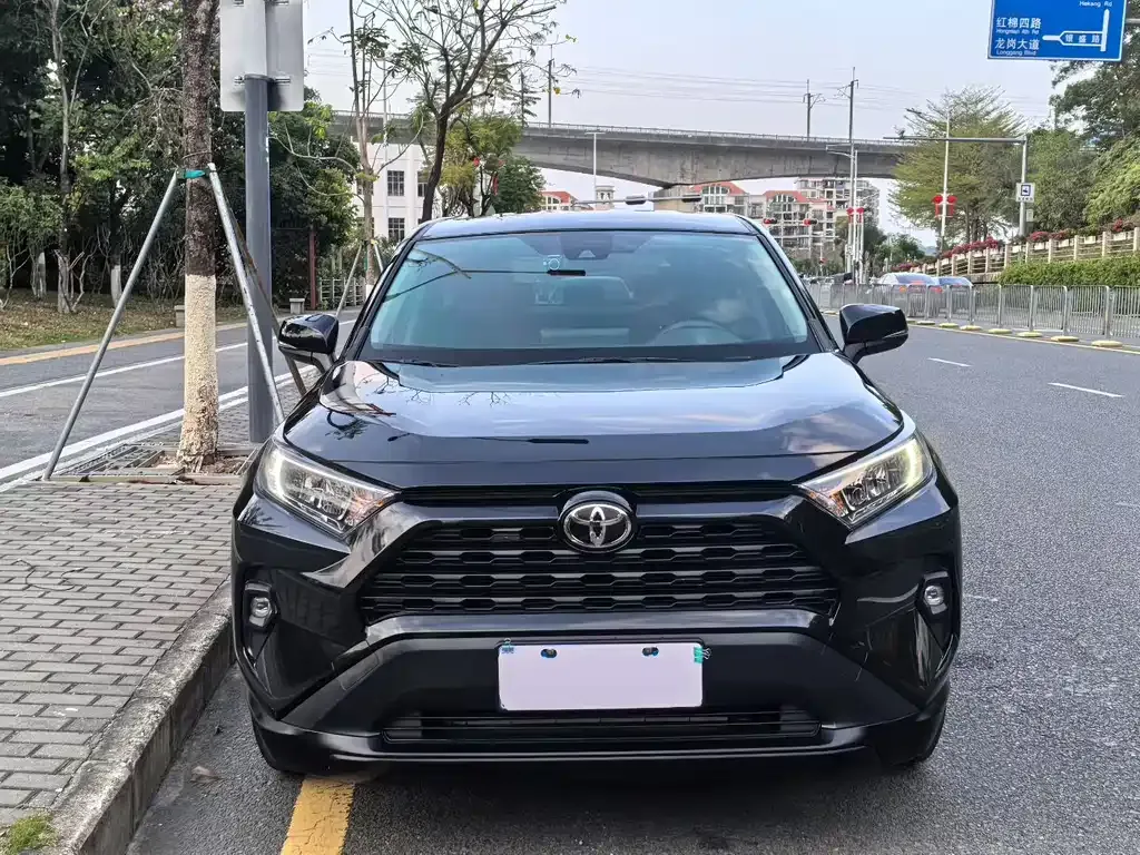 Toyota RAV4 — фото 8