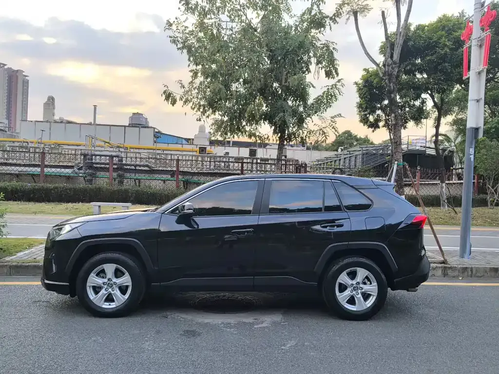 Toyota RAV4 — фото 7