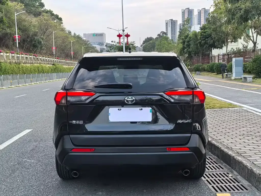 Toyota RAV4 — фото 9