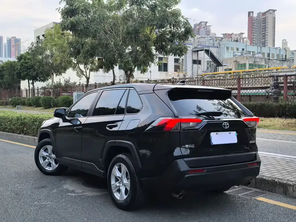 Toyota RAV4 — фото 4