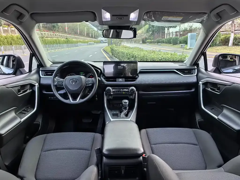 Toyota RAV4 — фото 6