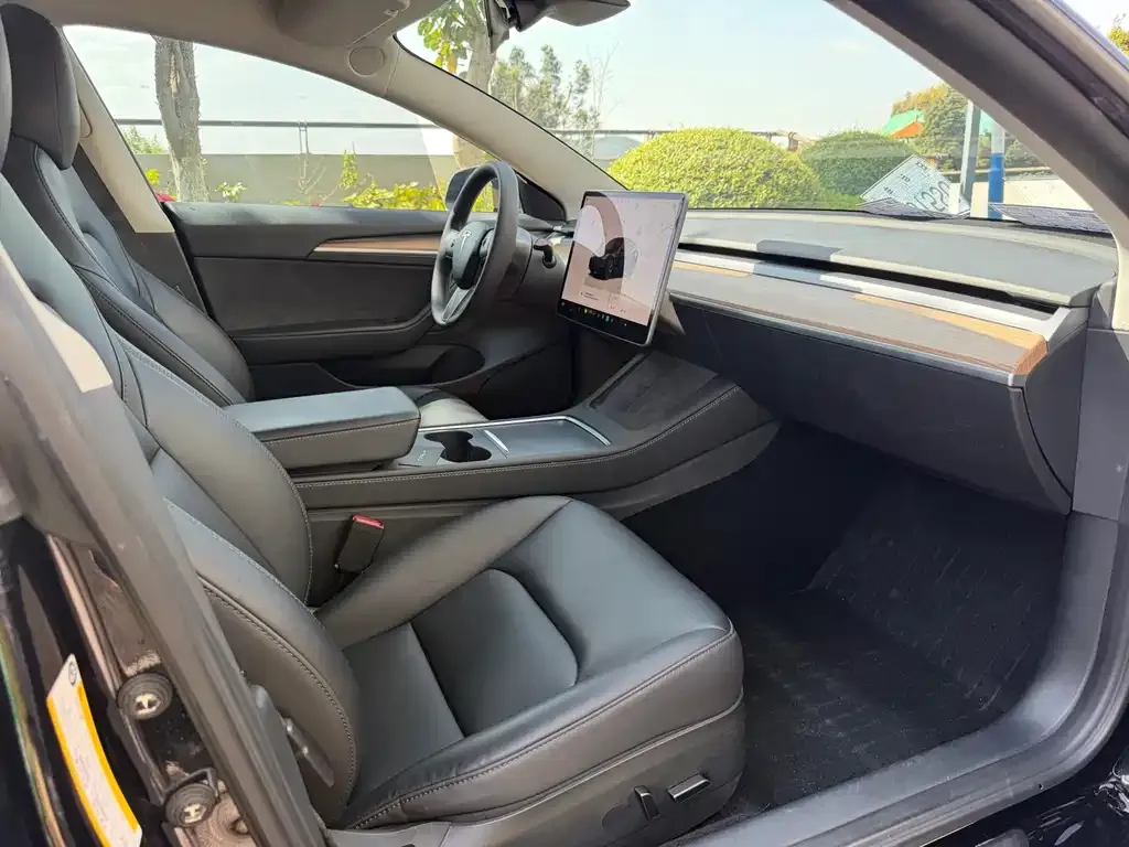 Tesla Model 3 — фото 9