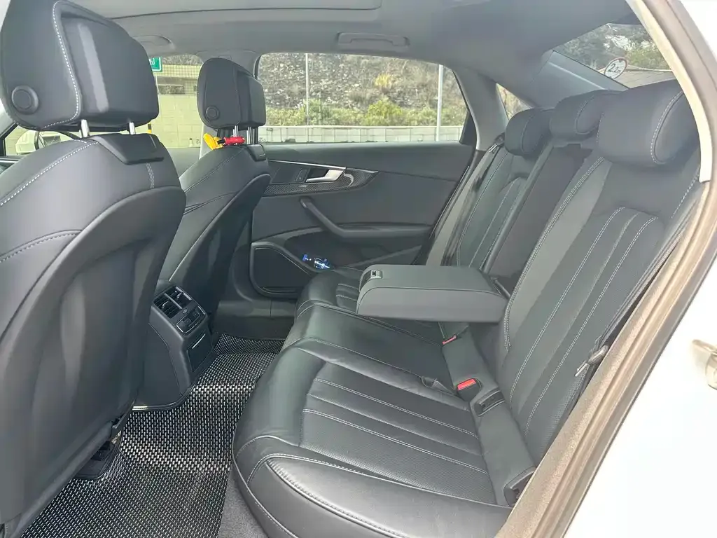 Audi A4L 2023 из CN, фото 3