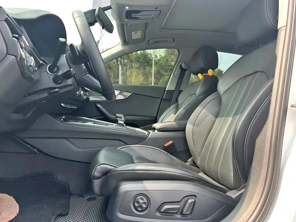 Audi A4L 2023 из CN, фото 2