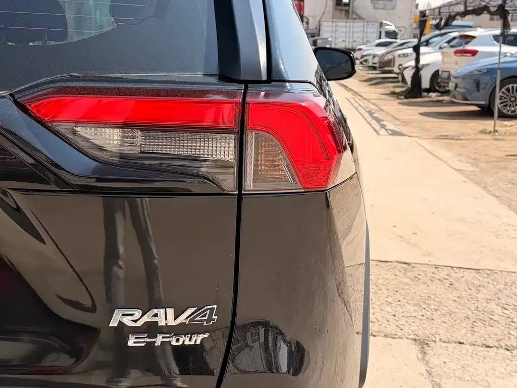 Toyota RAV4 2023 из CN, фото 2