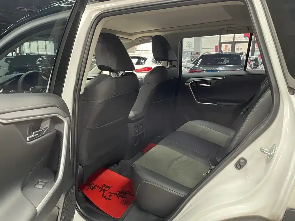 Toyota RAV4 2023 из CN, фото 10