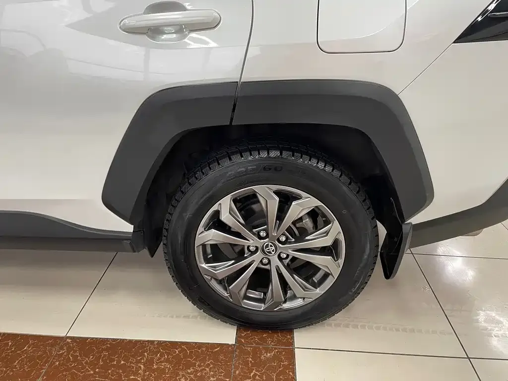 Toyota RAV4 2023 из CN, фото 2