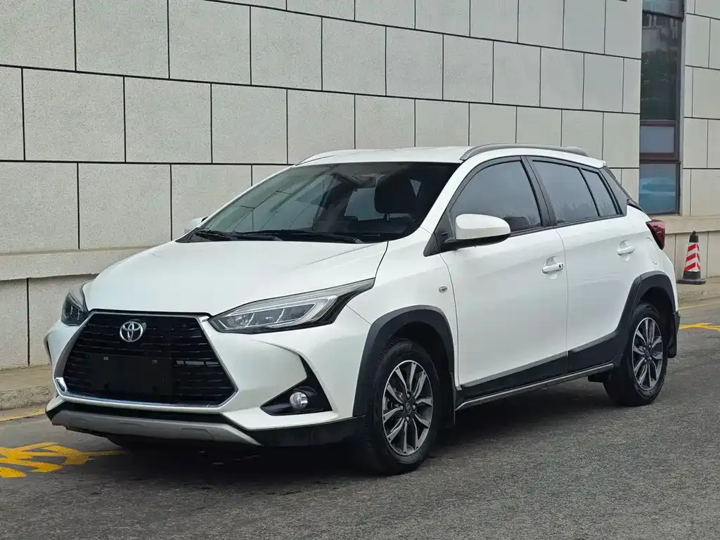 Toyota Yaris L — фото 1