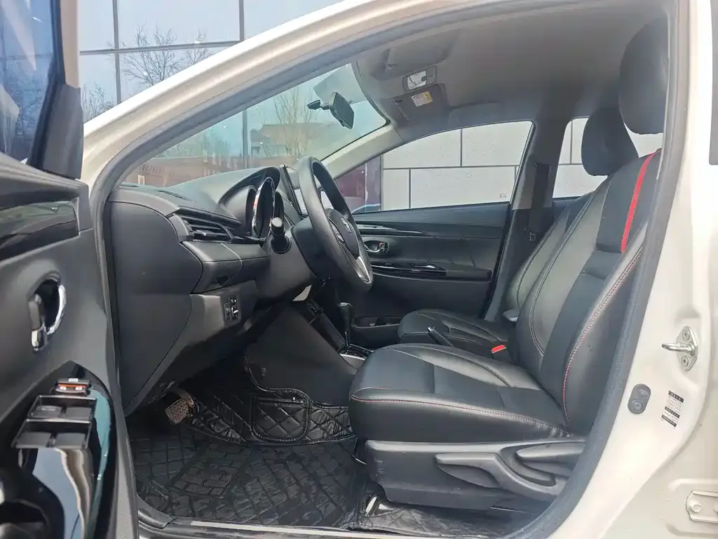 Toyota Yaris L — фото 10