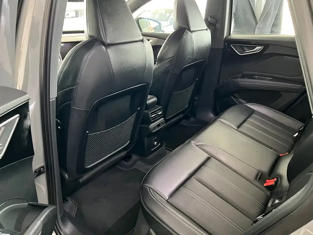 Audi Q4 e-tron — фото 10