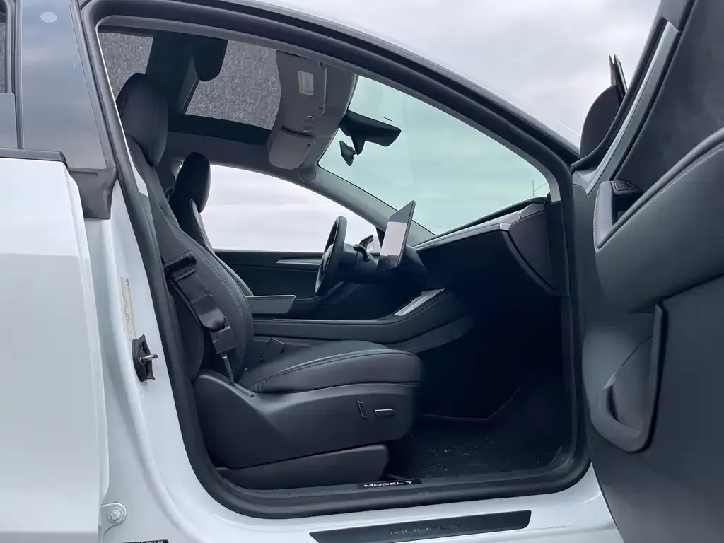Tesla Model Y 2023 из CN, фото 2