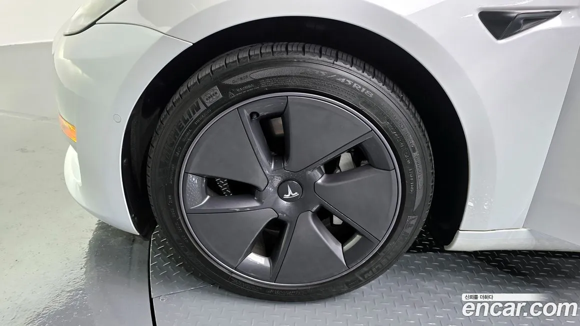Tesla Model 3 — фото 10