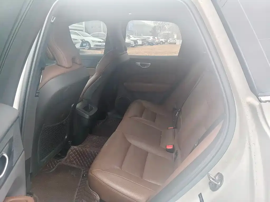 Volvo XC60 2025 из CN, фото 2