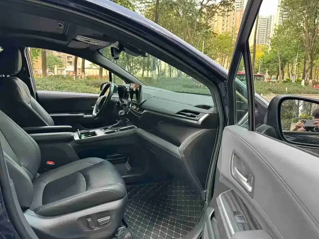 Toyota Sienna 2023 из CN, фото 3