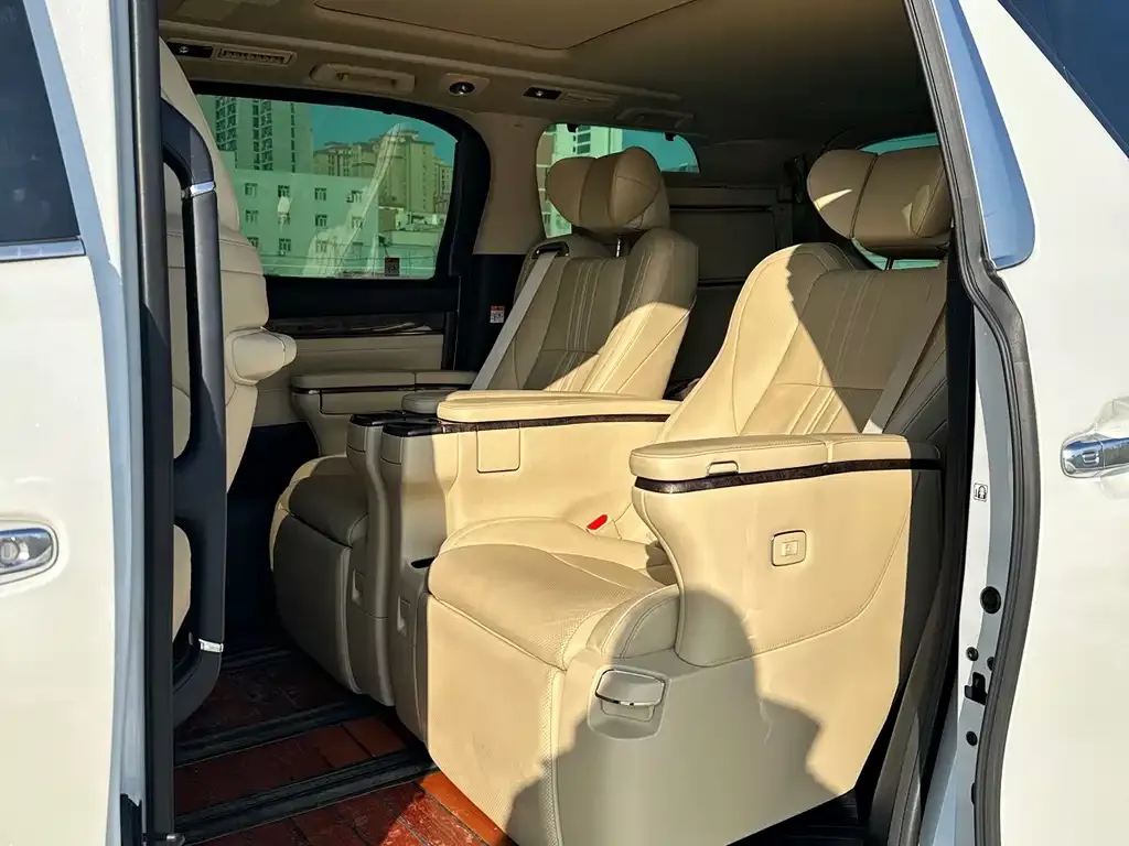 Toyota Alphard — фото 7