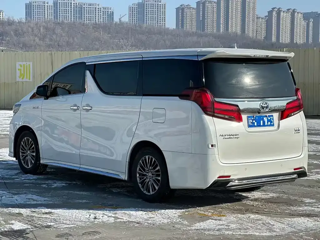 Toyota Alphard — фото 8