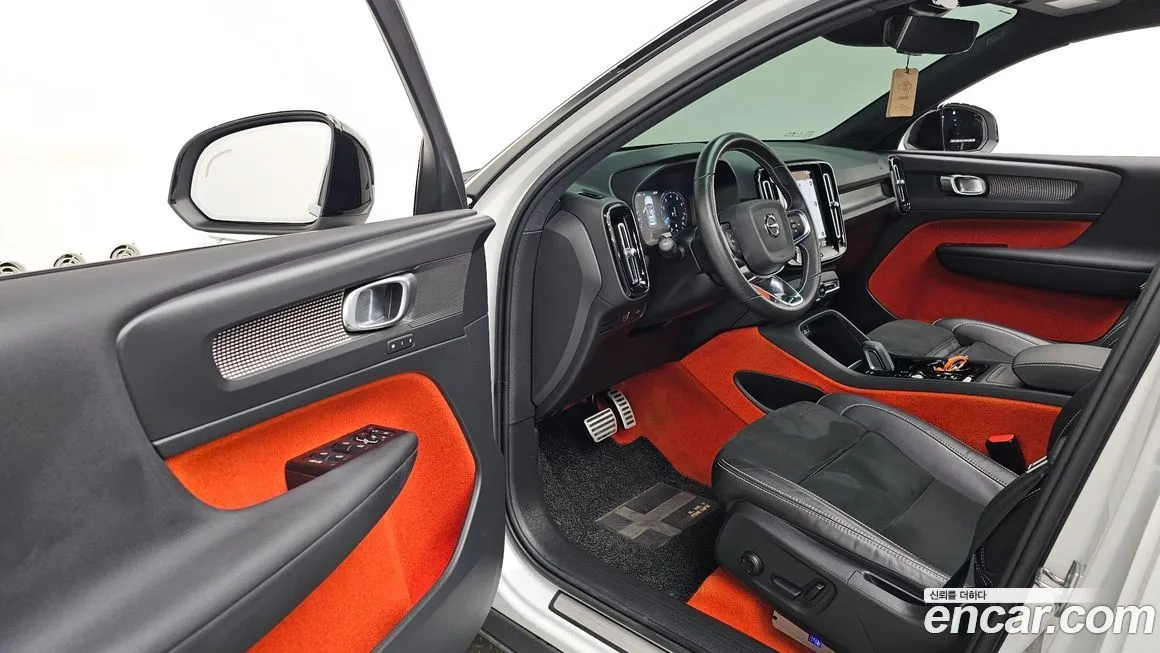 Volvo XC40 — фото 10