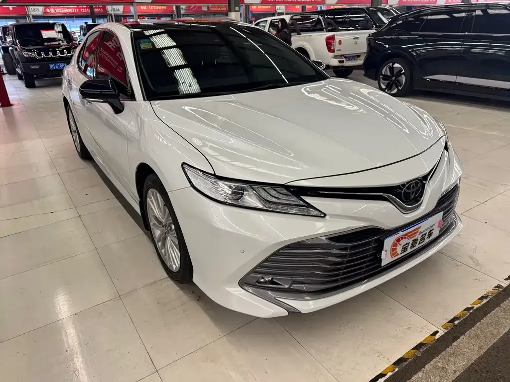 Toyota Camry — фото 1